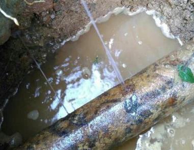 靖江楼顶渗水维修公司分享下地暖漏水的原因及检测方法。